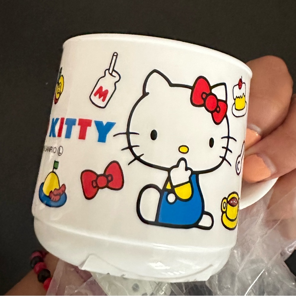 2 small Sanrio characters cups